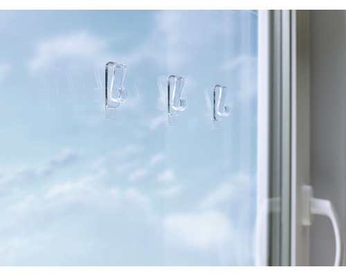 Tre transparenta fönsterkrokar för dekoration fästa på en glaspanel