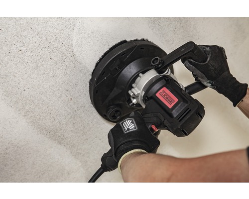 Hantverkare med en gipsskivslipmaskin på en vägg