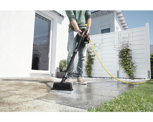 Man rengör terrass med en terrasstvätt