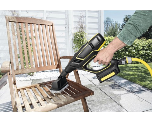 Rengöring av en trästol med en Kärcher-rengörare