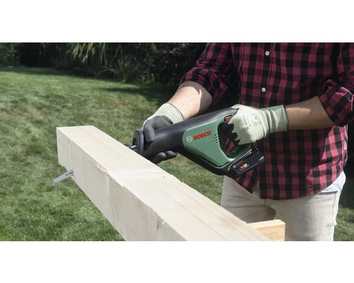 Batteridriven tigersåg som sågar trä