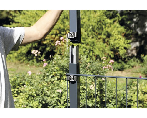 Montering av ett trädgårdsstaket med staketstolpar