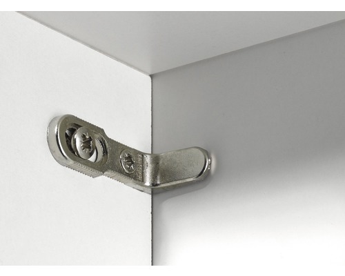 Hörnkontakt i metall fäst på en möbelpanel