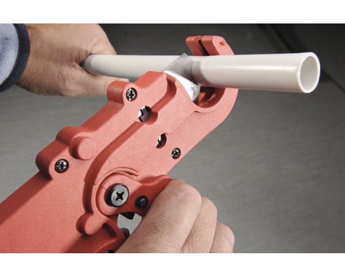 Rörskärare skär ett rör.