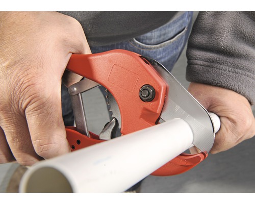 Rörkapare skär plaströr