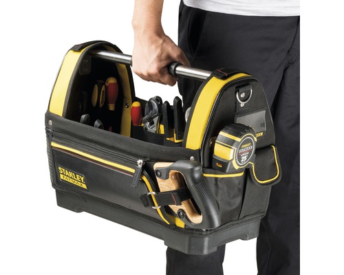 Person som håller en verktygsväska från Stanley Fatmax fylld med verktyg.