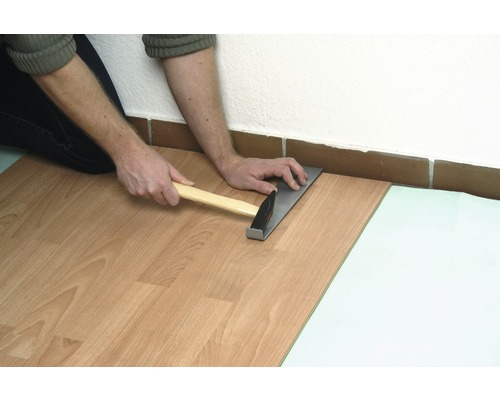 Lägga laminat med hammare och dragjärn