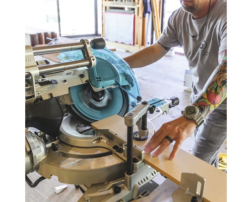 En geringssåg skär en träplanka.