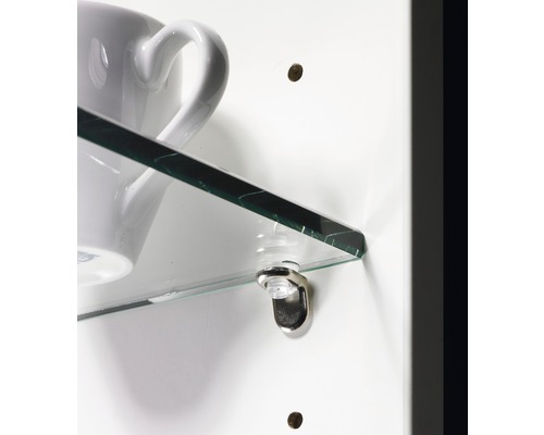 Detaljvy av en glasskåpshylla med mugg