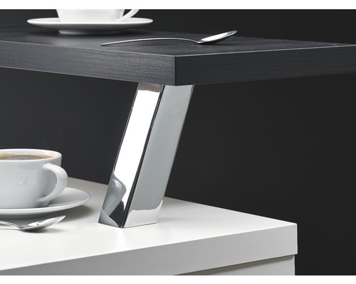 Detaljvy av ett bord med träskiva och kromben