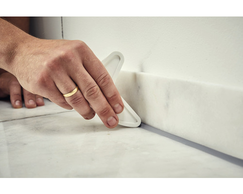 Applicering av tätningsmedel med ett fogverktyg.