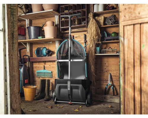Trädgårdsskjul med trädgårdsredskap och Gardena Logo löv- och grässamlare