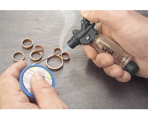 Lödning av kopparringar med en gasbrännare och lödtråd