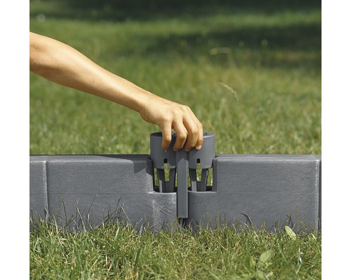 Installation av en gräsmattekant med anslutningsstycke på en gräsyta