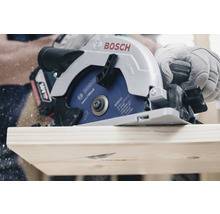 Sladdlös cirkelsåg som sågar en träplanka, Bosch Logo