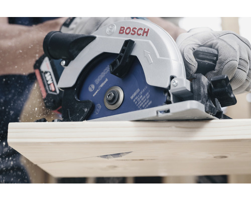 Sladdlös cirkelsåg som sågar en träplanka, Bosch Logo