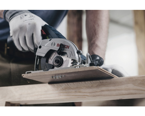 Batteridriven cirkelsåg som sågar trä