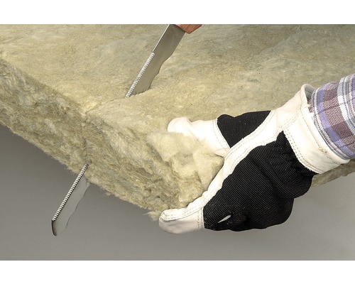 Skära en mineralullsisoleringsskiva med en isoleringskniv