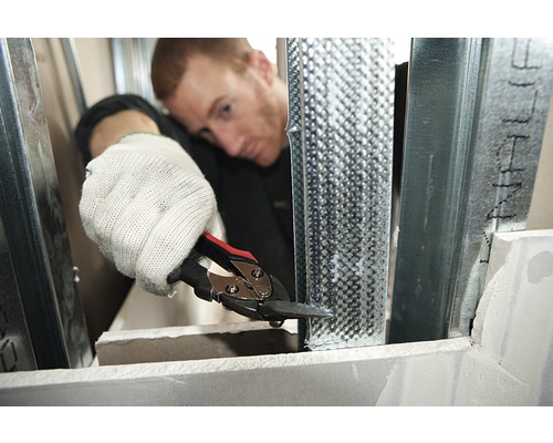 Man klipper metallprofil med plåtsax