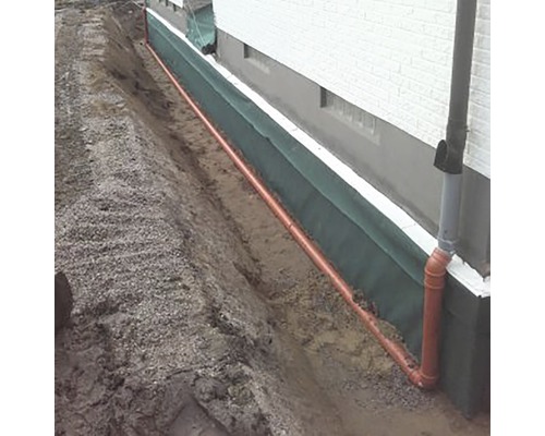 Dräneringsrörsystem längs en byggnads grund för fuktskydd och vattenhantering.