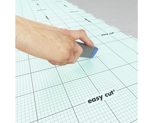 Person skär isoleringsskivor med skärverktyg