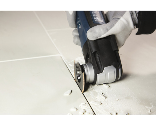 Multifunktionsverktyg vid bearbetning av en kakelfog