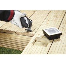 Installation av terrasslampa med multifunktionsverktyg på ett trädäck