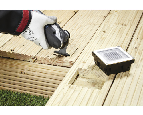 Installation av terrasslampa med multifunktionsverktyg på ett trädäck