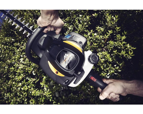 En häcksax som används vid beskärning av en häck.