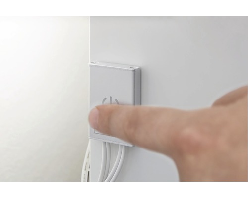 Finger trycker på strömbrytare