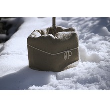 Planterat träd i jutesäck på snö