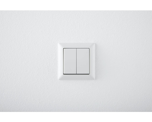 Vit dubbelströmbrytare på en vägg