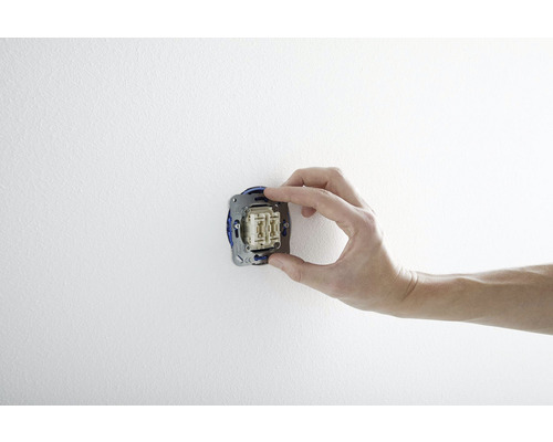 Installation av en strömbrytare på en vägg.