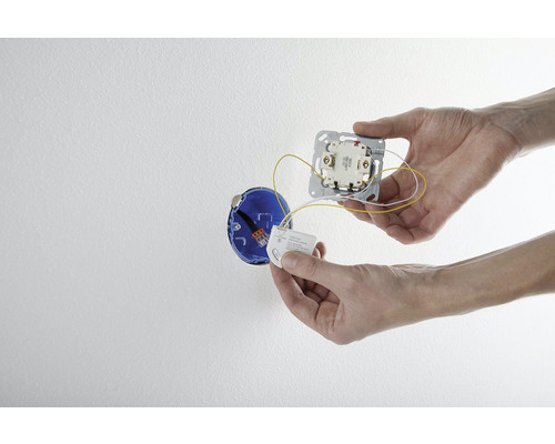 Installation av en strömbrytare med en brytarinsats och en infälld dosa