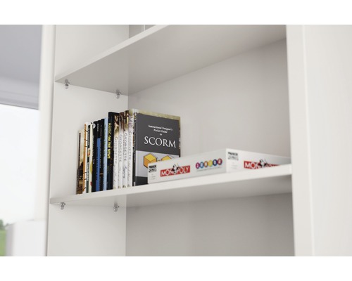 Hylla med böcker och ett Monopol-spel