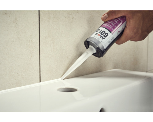 Applicering av sanitetssilikon på ett badkar med en patron