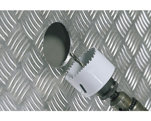 Hålsåg borrar hål i metallplåt