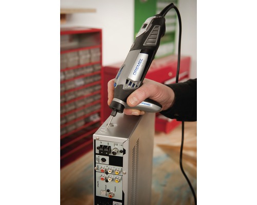 Dremel multifunktionsverktyg som används på en elektronisk apparat