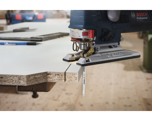 Bosch sticksåg sågar ett arbetsstycke