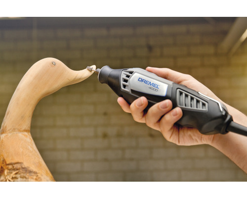 Dremel 4000 multifunktionsverktyg som arbetar på en träanka