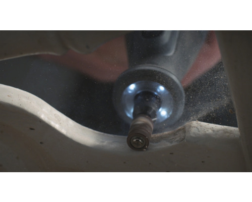 Ett slipverktyg bearbetar ett arbetsstycke.