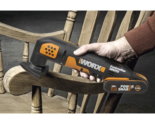 Worx Sonicrafter multifunktionsverktyg som används på en trästol