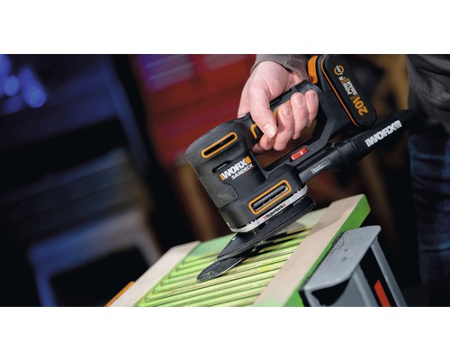 Worx Sandeck batteridriven multislipmaskin som används på ett arbetsstycke.