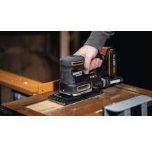 Batteridriven slipmaskin slipar en träyta