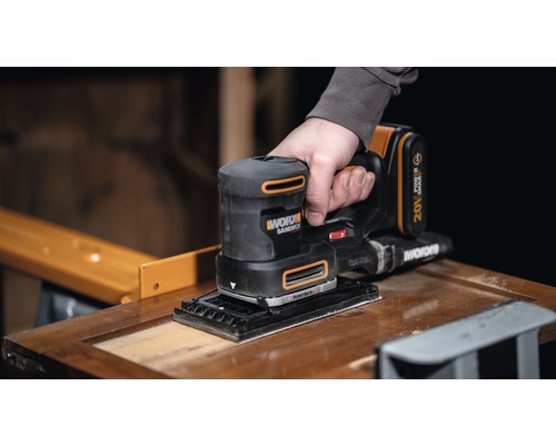 Batteridriven slipmaskin slipar en träyta