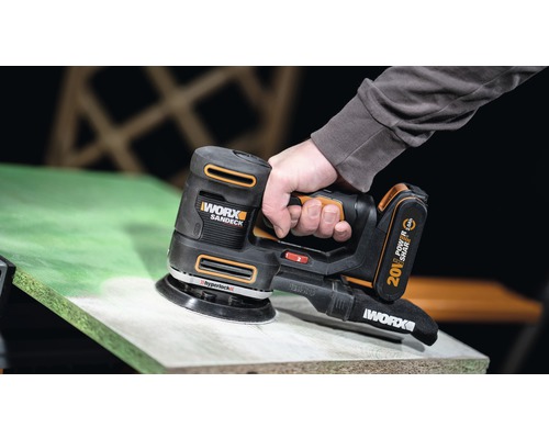 Batteridriven slipmaskin som används på en träyta.