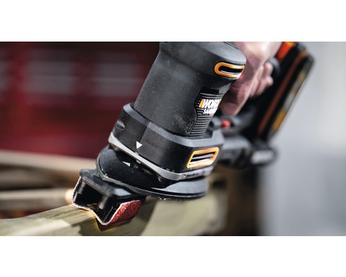 Deltaslipmaskin slipar en träbit