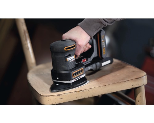 Sladdlös slipmaskin slipar en trästol