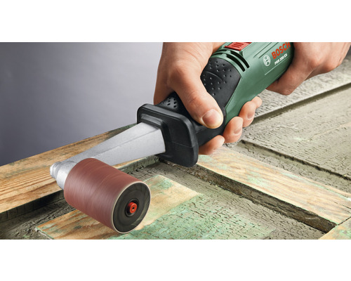 En hand håller en Bosch slipmaskin medan den arbetar på en träram.