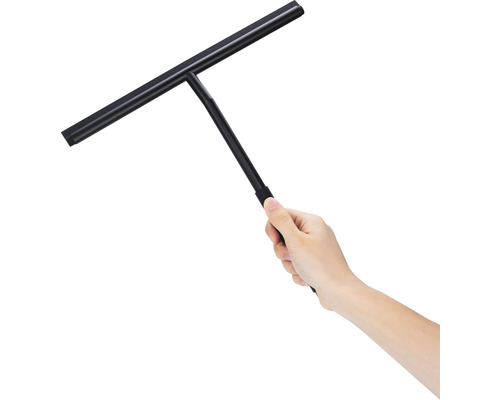 Hand som håller en svart duschskrapa